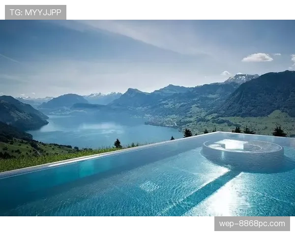 瑞安·洛赫特家里泳池比别人家客厅还大，训练完直接开香槟泡澡