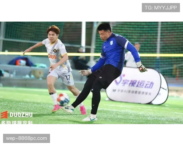 抢门将手中球算犯规吗？规则到底怎么界定抢球行为